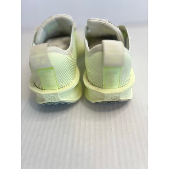 Nike Interact Run sneakers Womens pale green colorway Size 8.5 - Picture 8 of 13